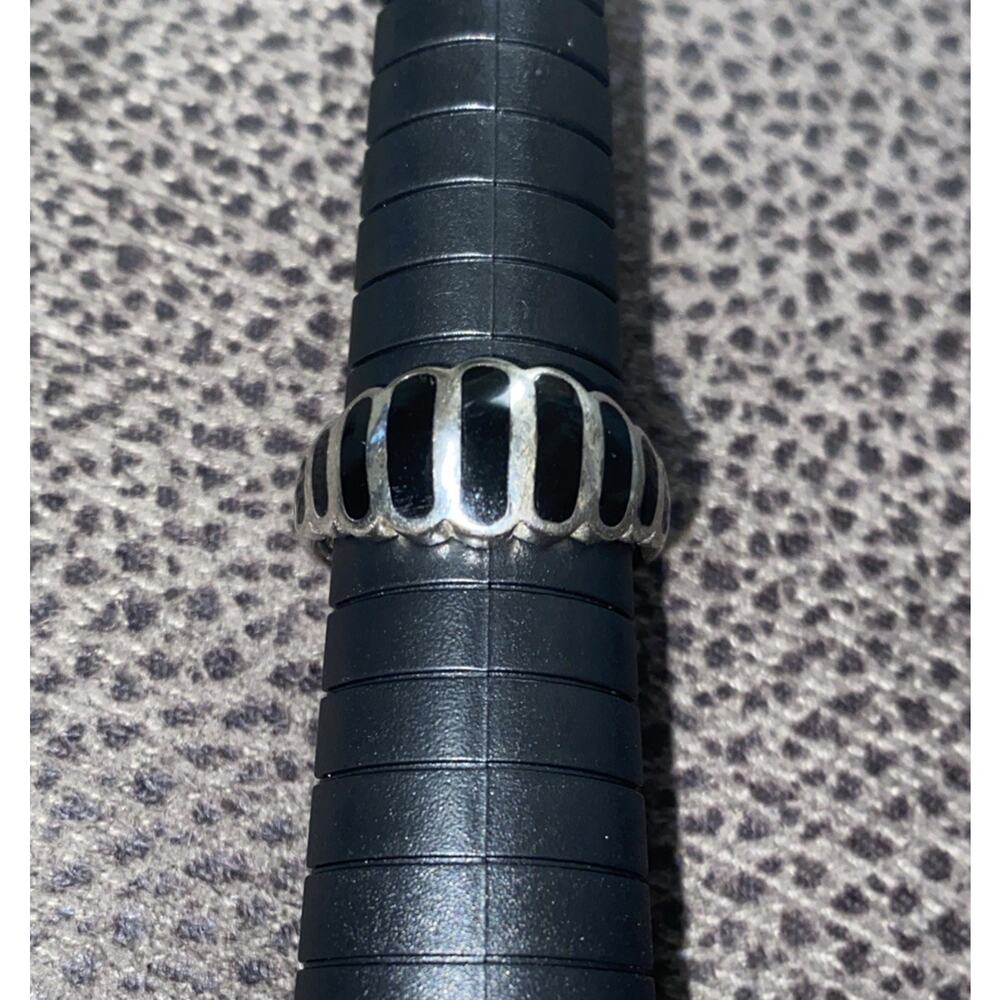 Vintage 925 Sterling Silver With Onyx Vertical Lines Band size 7.5 Marked